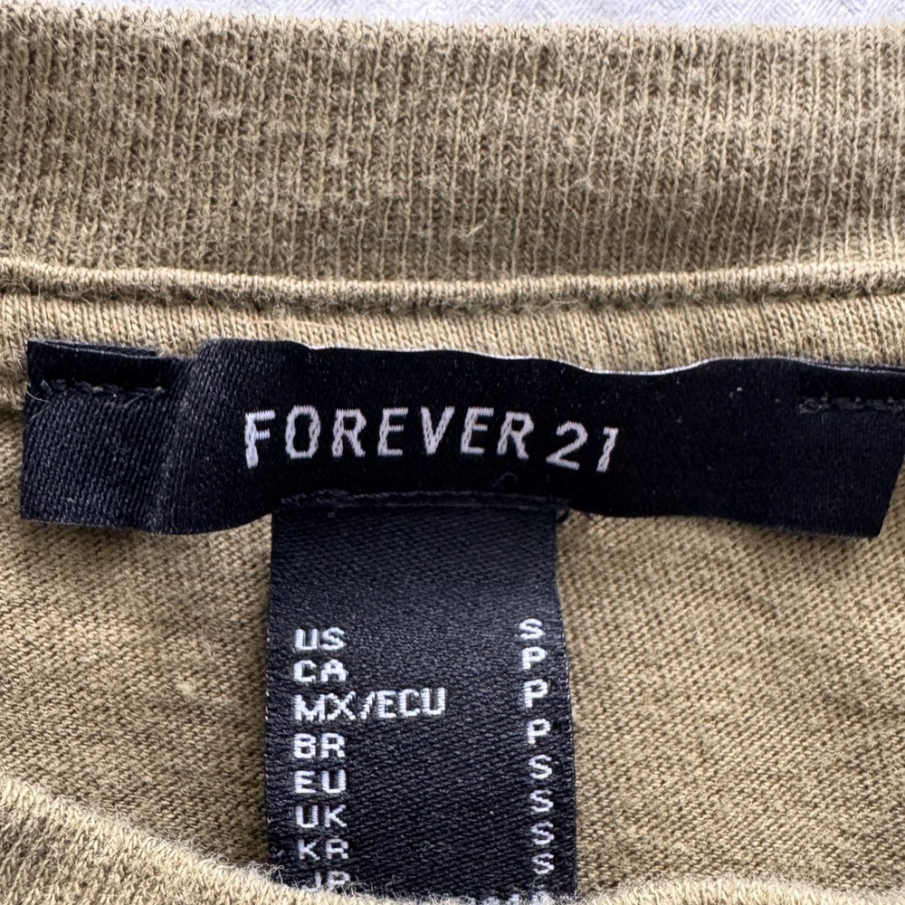 Forever 21 olive green graphic tee with pink heart design - Picture 4 of 4